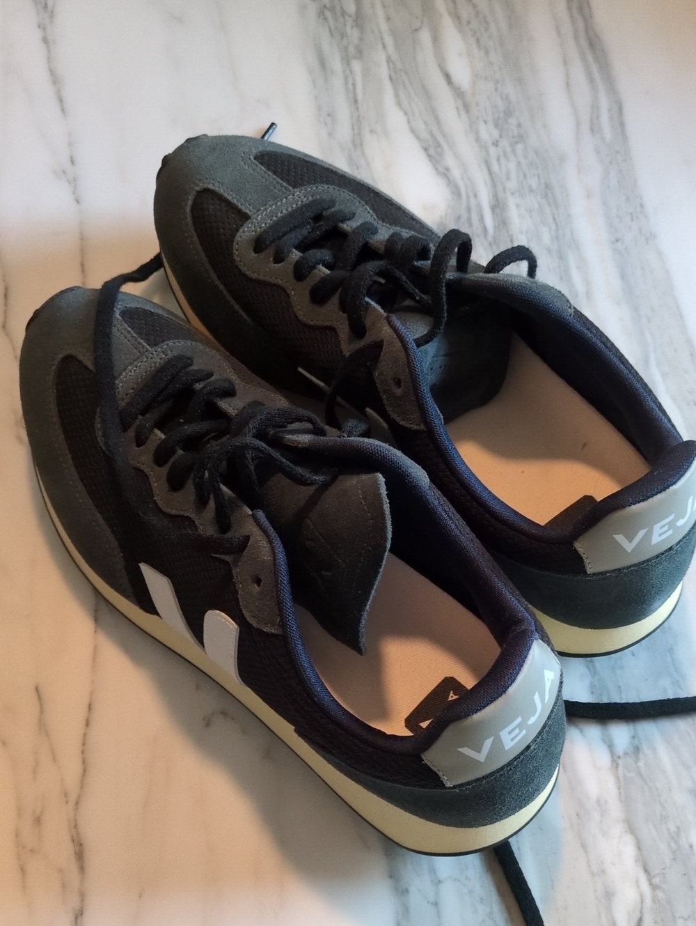 Veja Men’s Black and Gray Low-Top Sneakers Size 11 /44